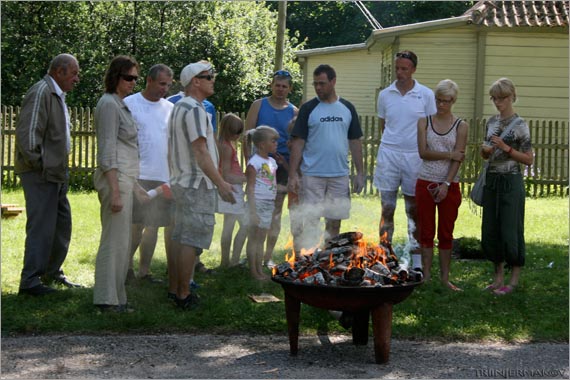 Tõrva põletamine Hiiumaa Käsitöölaadal 18.07.2009. Foto Triin Jermakov