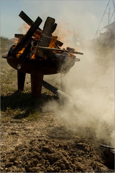 Palgi saagimine ja tõrva põletamine Sõru Puulaevade peol 23.06.2010. Foto Triin Jermakov